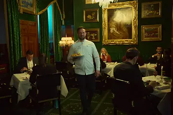 Menschen, die wie Vampire aussehen, in einem Lokal