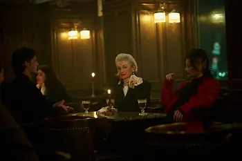 Menschen, die wie Vampire aussehen, in einem Lokal