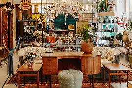 Ausstellungsraum der Glasfabrik mit Vintage-Möbeln, Leuchten und Kristalllustern