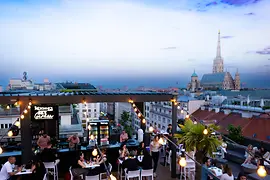 Rooftop-Bar in Wien mit Stephansdom im Hintergrund