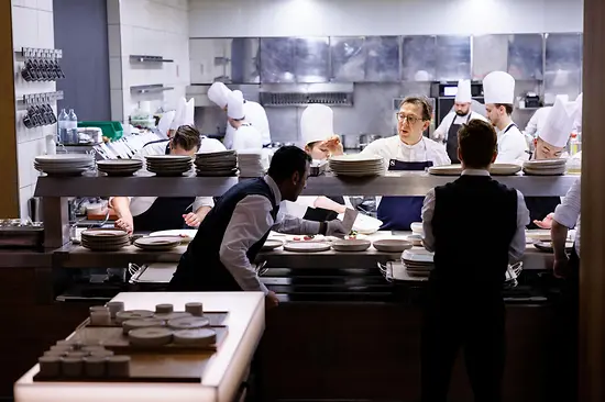 Köche bei der Arbeit im Restaurant Steirereck