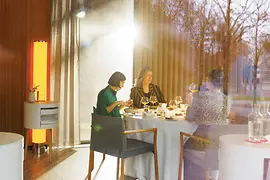 Gäste bei Tisch im Restaurant Steirereck