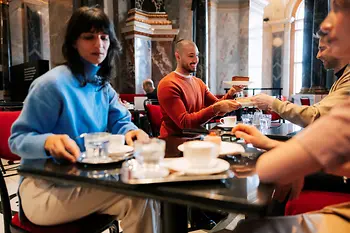 Menschen bei Café und Kuchen im Kunsthistorischen Museum