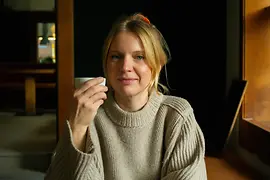 Restaurantbesitzerin Lisa Machian mit einer Kaffeetasse in der Hand
