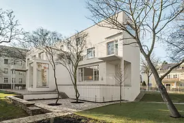 Rückansicht der Villa Beer mit Terrassen und Garten im heutigen Zustand.