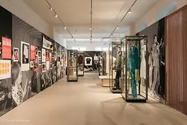 Ausstellungsansicht, United by Queerness mit Objekten zum Eurovision Song Contest