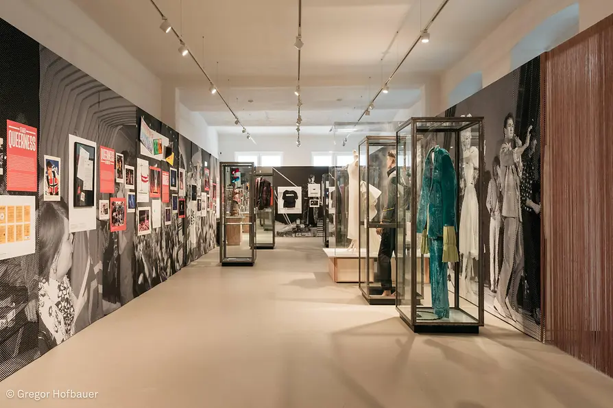 Ausstellungsansicht, United by Queerness mit Objekten zum Eurovision Song Contest