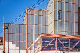 Rote Stahlträgerkonstruktion des öffentlichen Schwimmbades in der Wiener Stadthalle