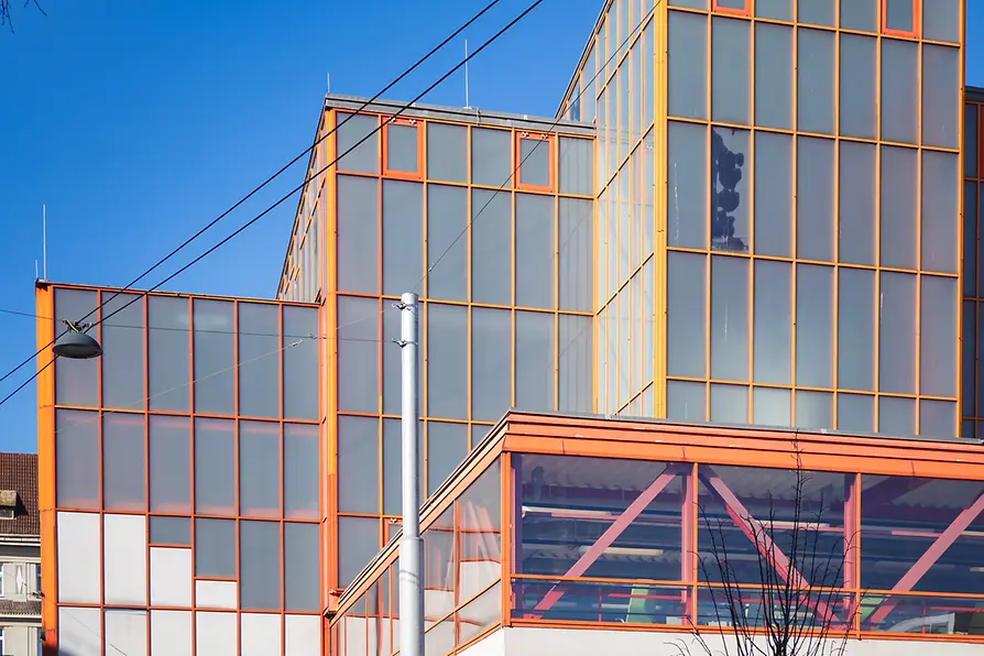 Rote Stahlträgerkonstruktion des öffentlichen Schwimmbades in der Wiener Stadthalle