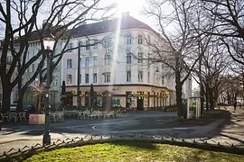 Der Kriemhildplatz mit Blick auf die Allee der Markgraf-Rüdiger-Straße und das Café Kriemhild