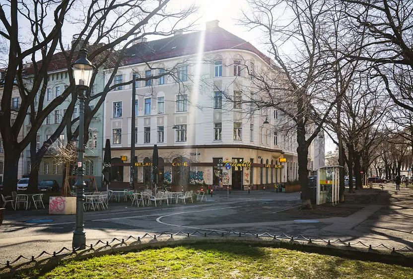 Der Kriemhildplatz mit Blick auf die Allee der Markgraf-Rüdiger-Straße und das Café Kriemhild