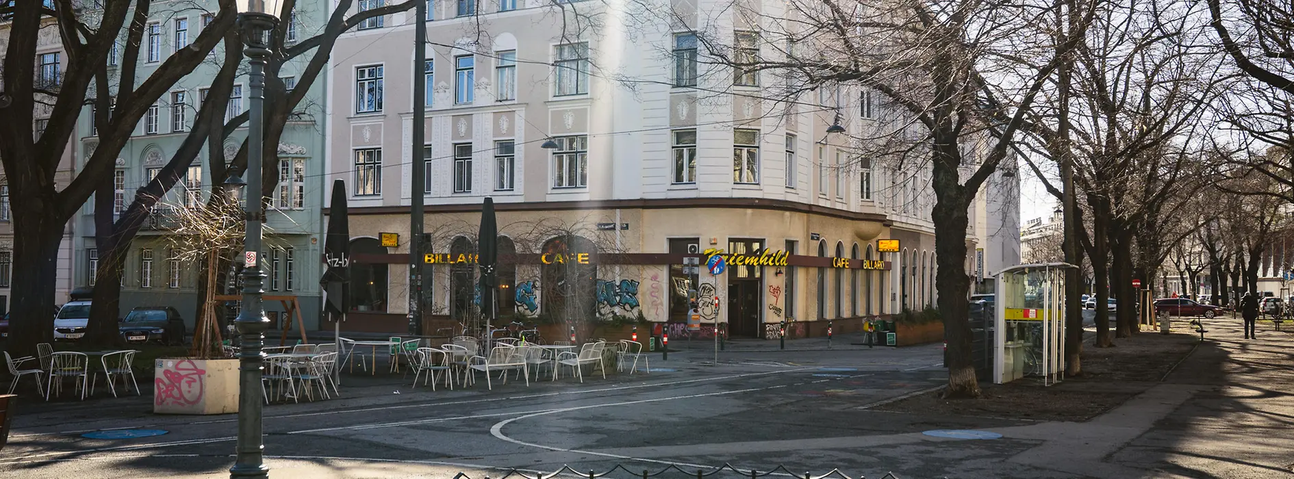 Der Kriemhildplatz mit Blick auf die Allee der Markgraf-Rüdiger-Straße und das Café Kriemhild