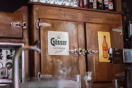 Detail eines hölzernen Kühlschranks hinter dem Tresen im Heidingers Gasthaus.