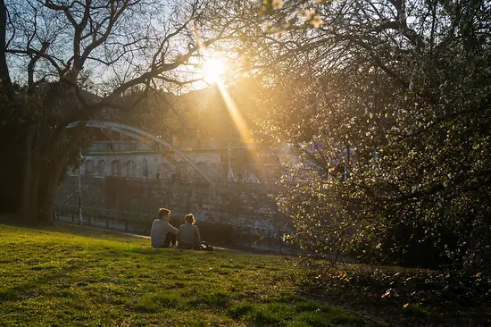 Ein Paar sitzt im Stadtpark bei Frühlingsstimmung