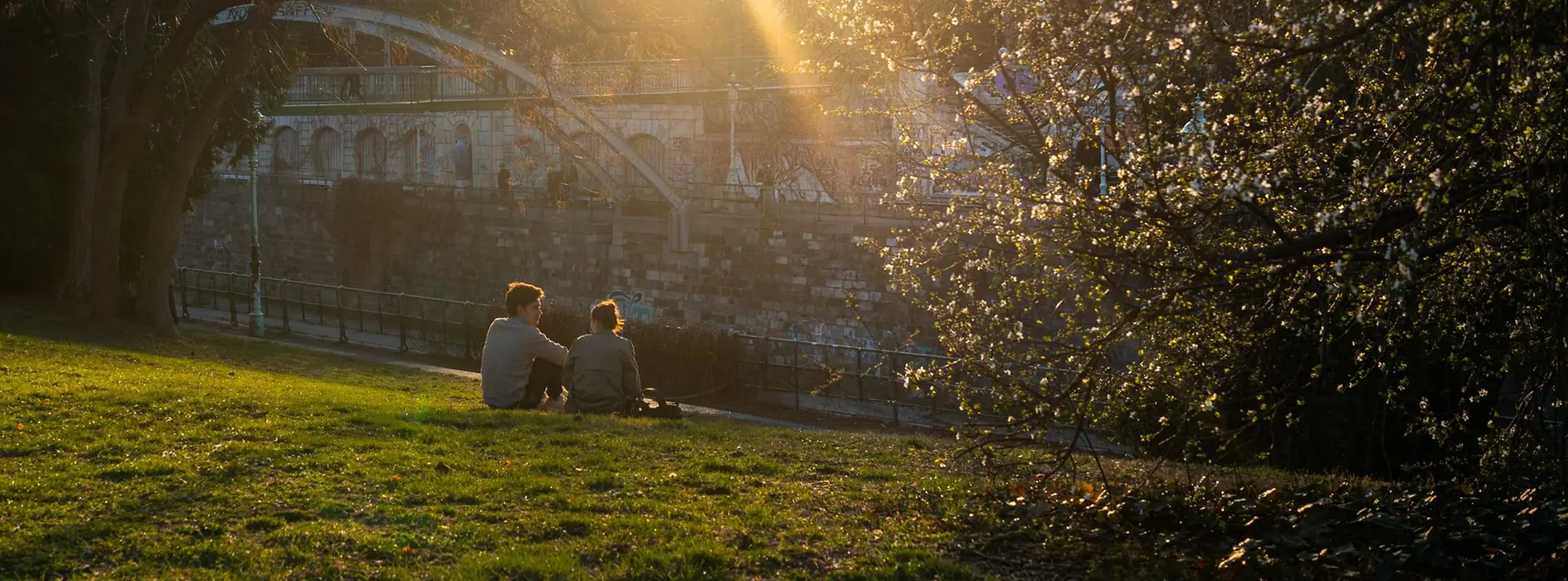 Ein Paar sitzt im Stadtpark bei Frühlingsstimmung