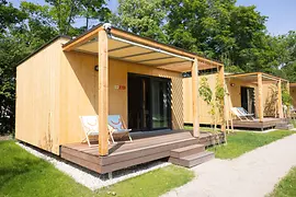 Tiny Houses aus Holz mit Terrasse am Campingplatz