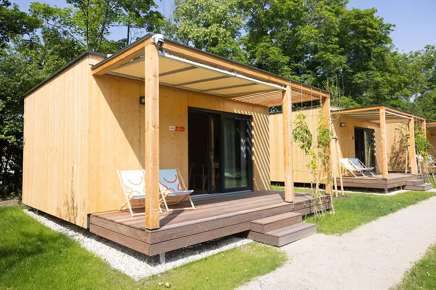 Tiny Houses aus Holz mit Terrasse am Campingplatz