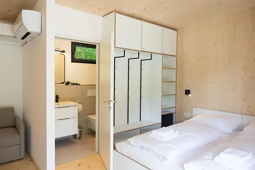 Tiny House Inneneinrichtung mit Bad und Schlaf-/Wohnbereich