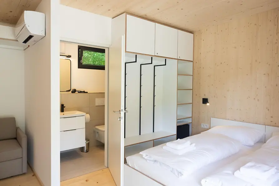 Tiny House Inneneinrichtung mit Bad und Schlaf-/Wohnbereich