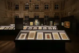 Ausstellungsansicht von "Gustav Klimt und die Medizin" mit Zeichnungen im Josephinum