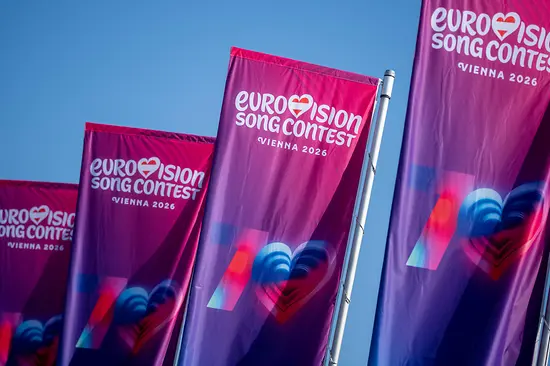 Banderas con el logotipo de Eurovisión 2026 en Viena