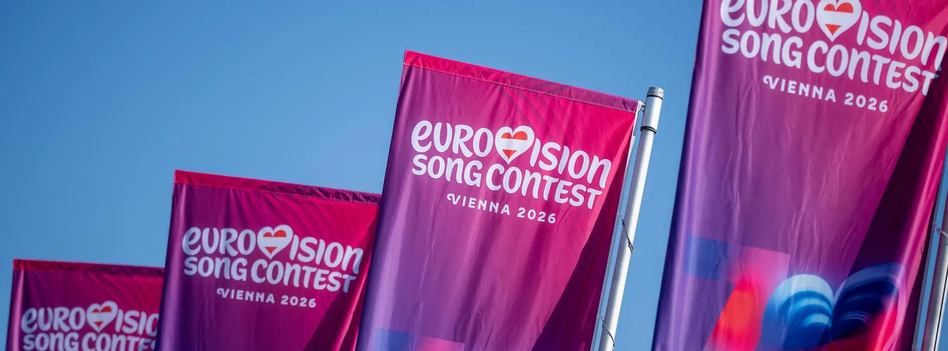 Banderas con el logotipo de Eurovisión 2026 en Viena