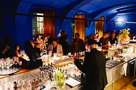 Menschen in einer Bar mit blauen Wänden