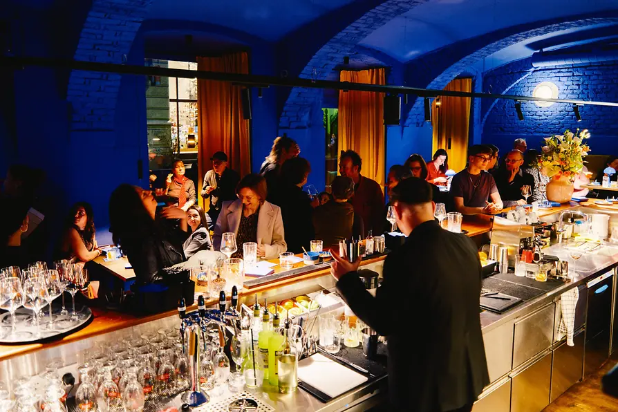 Menschen in einer Bar mit blauen Wänden