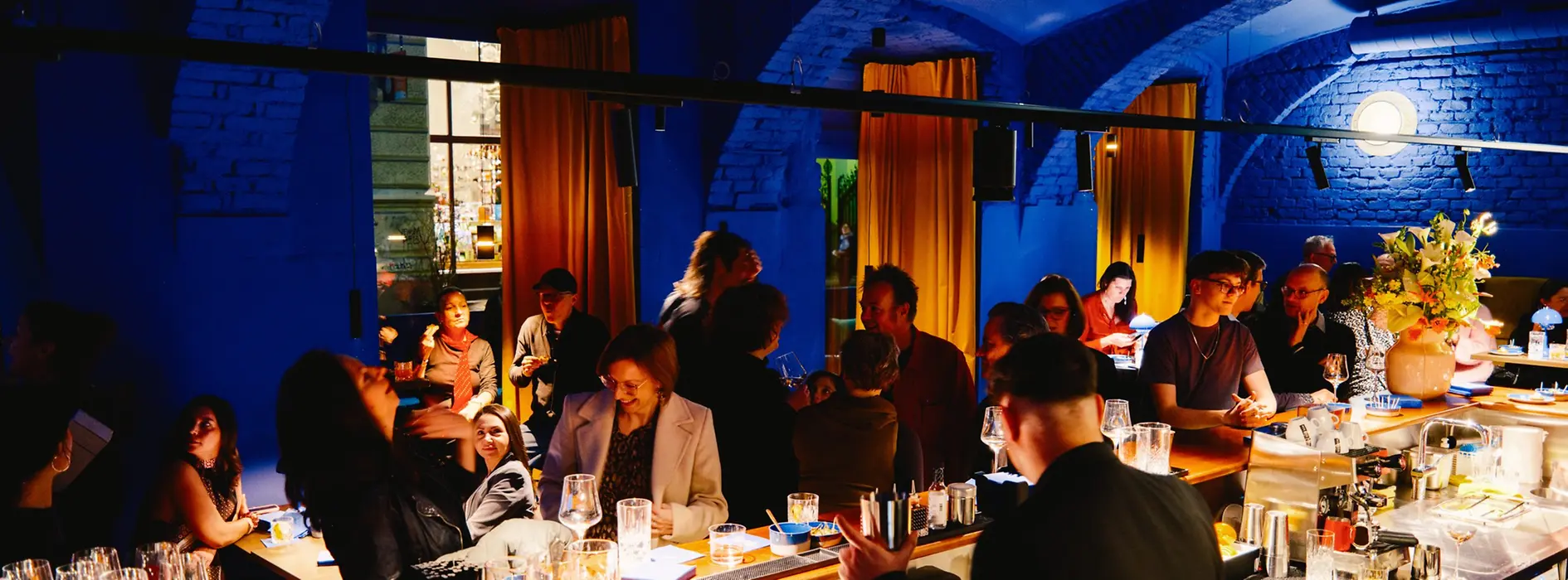 Menschen in einer Bar mit blauen Wänden