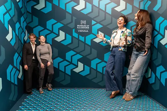 Ames Room mit Besucher:innen im Museum der Illusionen 