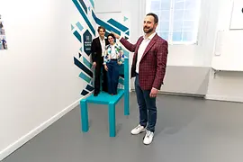 Beuchet Chair mit Besucher:innen im Museum der Illusionen