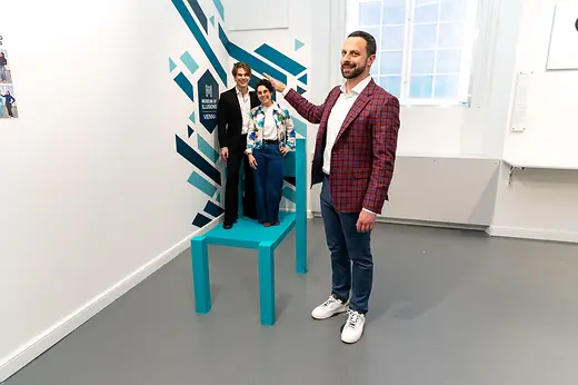 Beuchet Chair con i visitatori al Museo delle Illusioni