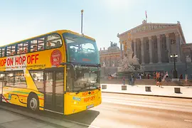 Gelber Hop-On Hop-Off Doppeldecker Bus von Vienna Sightseeing Tours vor dem Parlament
