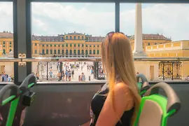 Junge Frau in einem Sightseeing Bus vor dem Schloss Schönbrunn