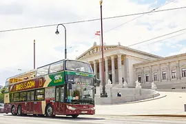Roter Hop-On Hop-Off Doppeldecker-Bus von Big Bus Tours vor dem Parlament