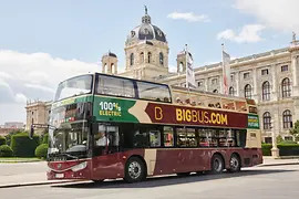 Roter Elektro-Doppeldeckerbus von Big Bus vor dem Naturhistorischen Museum Wien