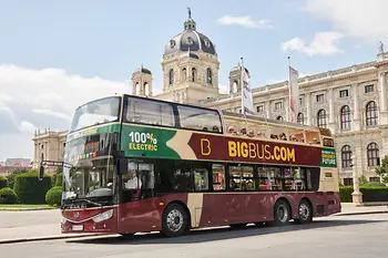 Roter Elektro-Doppeldeckerbus von Big Bus vor dem Naturhistorischen Museum Wien
