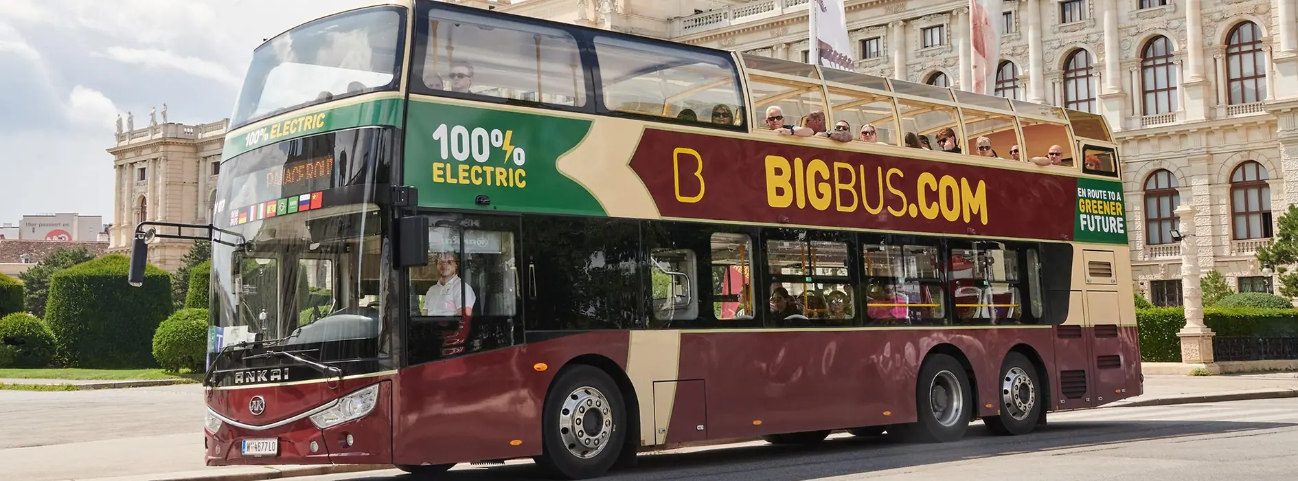 Roter Elektro-Doppeldeckerbus von Big Bus vor dem Naturhistorischen Museum Wien