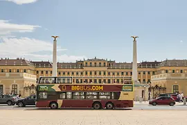Roter Hop-On Hop-Off Elektro-Doppeldeckerbus von Big Bus vor Schloss Schönbrunn