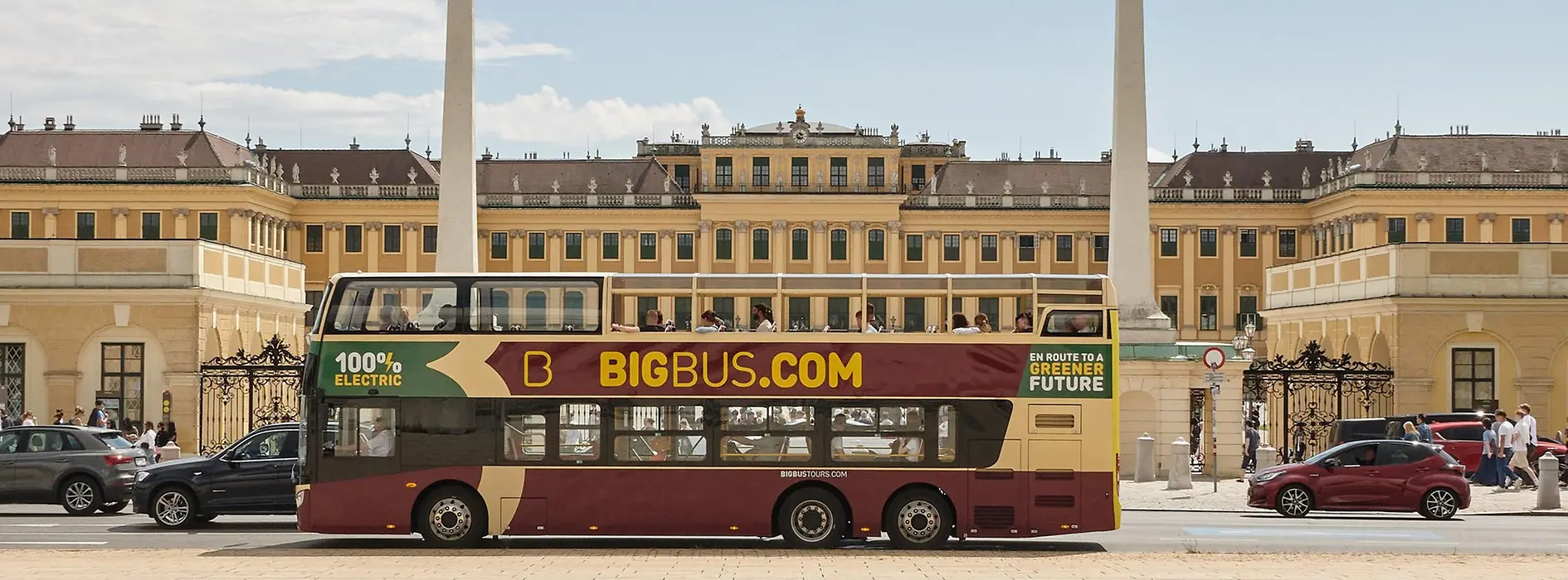 Roter Hop-On Hop-Off Elektro-Doppeldeckerbus von Big Bus vor Schloss Schönbrunn