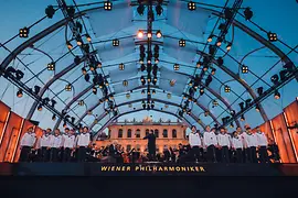 Auf der open-air Bühne vor Schloss Schönbrunn: die Wiener Philharmoniker, dirigiert von Tugan Sokhiev, und die Wiener Sängerknaben.