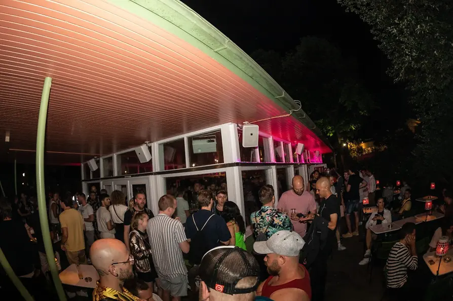Padiglione del Volksgarten – Queers in the Garden – persone che festeggiano