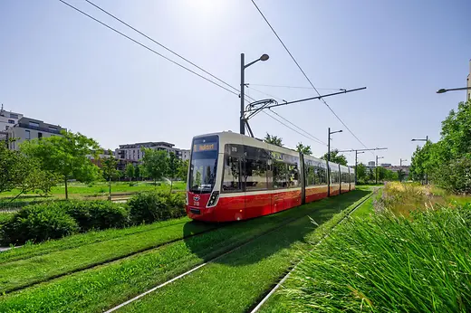 芝生軌道（草が生えた軌道）を走る最新型低床式路面電車
