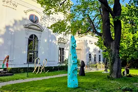Skulpturen im Garten eines Palais