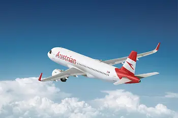 Flugzeug von Austrian Airlines über der Wolkendecke