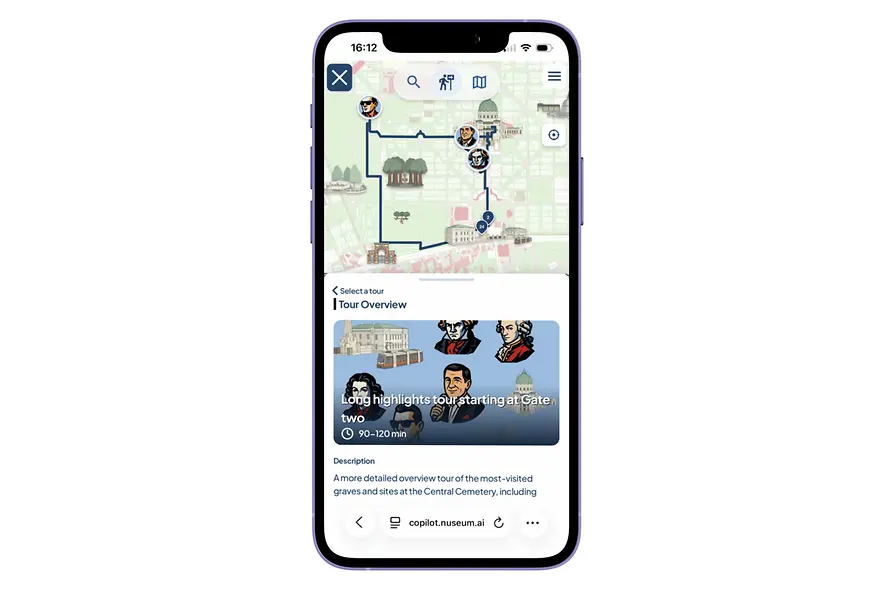 Smartphone con la audioguía „Friedhof To Go“ que muestra un recorrido por el Cementerio Central de Viena.