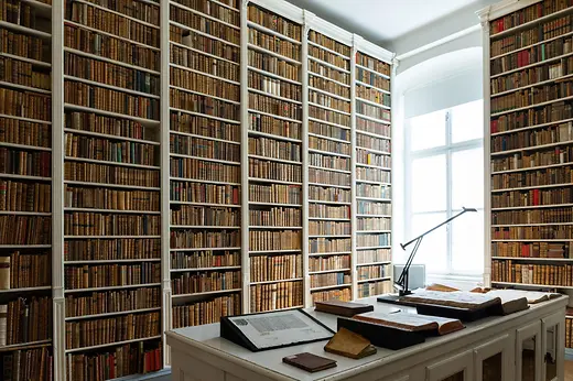 Bibliothèque historique avec des étagères