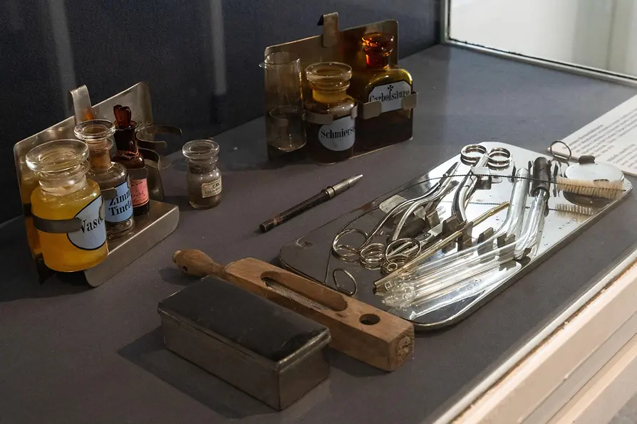 Instruments et récipients historiques utilisés en médecine