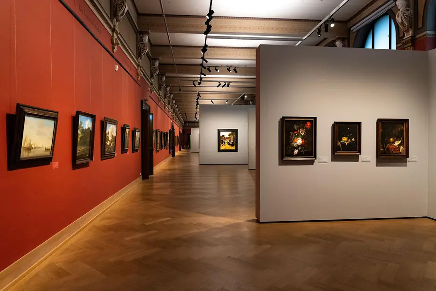 Ausstellungsansicht mit Gemälden in der Akademie der bildenden Künste
