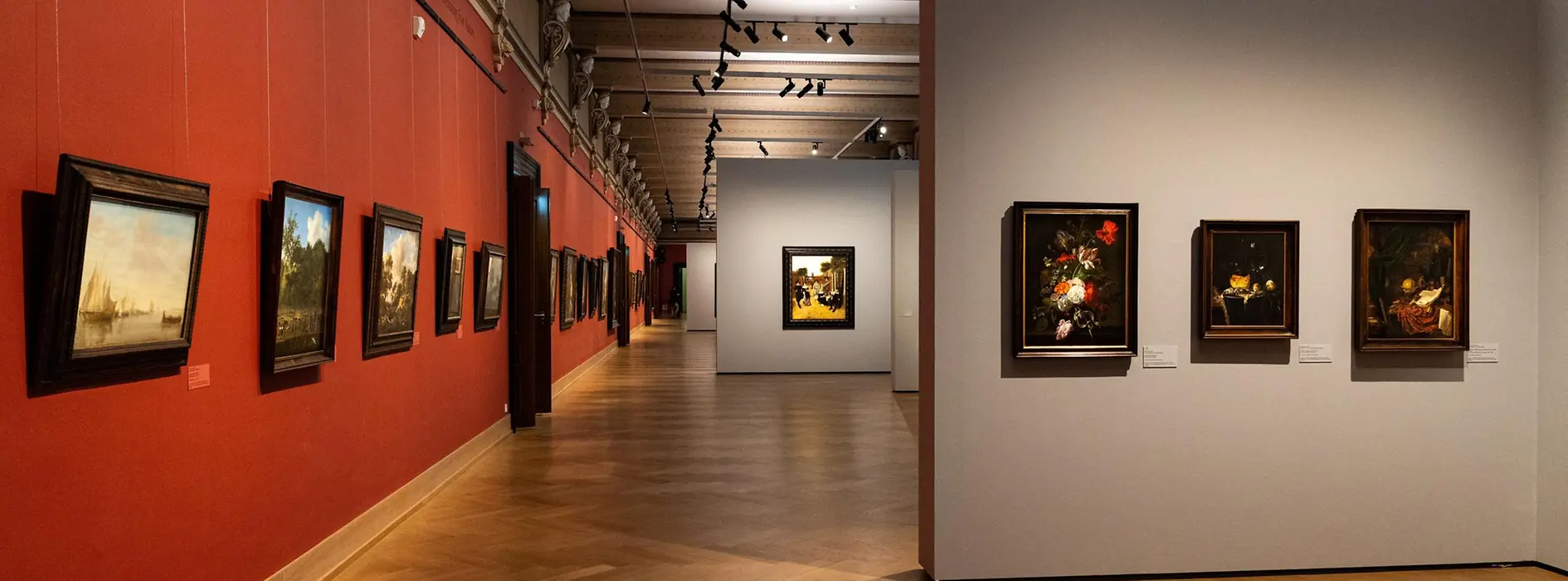 Ausstellungsansicht mit Gemälden in der Akademie der bildenden Künste